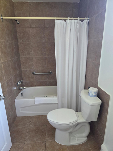 Bathroom, White Fang Motel, Algoma