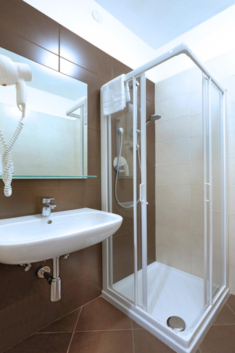 Bathroom 3, Hotel Gelmini, Verona