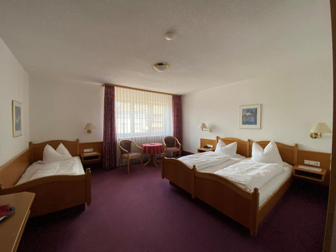 Bedroom 3, Hotel Restaurant Zum Loewen, Waldshut