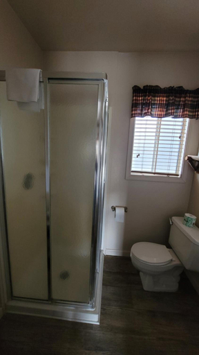 Bathroom 3, Sequoia Lodge, Kern