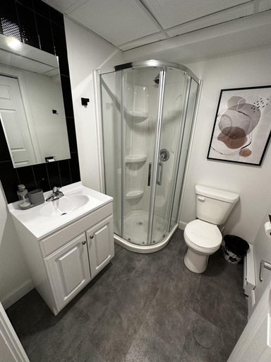 Bathroom 3, Le Chambreur, Rouyn-Noranda