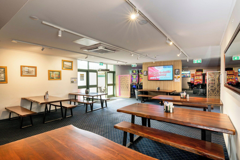 Restaurant 5, Queensport Tavern And Motel, Hemmant-Lytton