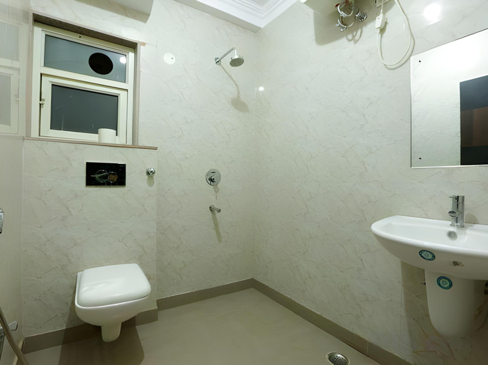 Bathroom 2, Hotel Classic Plaza at Delhi Airport, Delhi