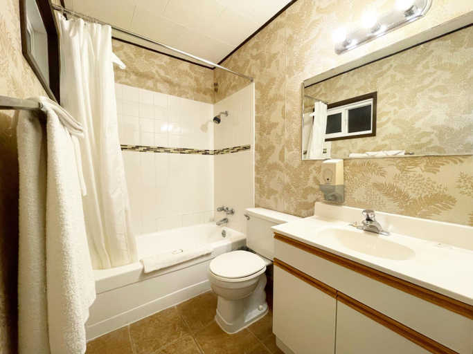 Bathroom 4, Valhalla Inn, Central Kootenay