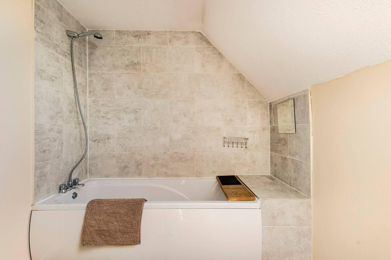 Room 2, Immaculate 2 Bedroom House In Milton Keynes, Milton Keynes