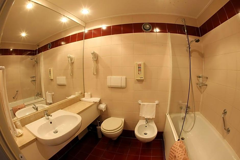 Bathroom 4, Etoile Du Nord, Aosta