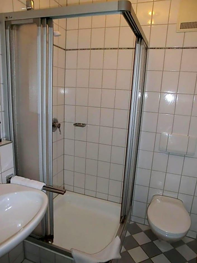 Bathroom 5, Hotel Restaurant Kreuzhuber, Passau