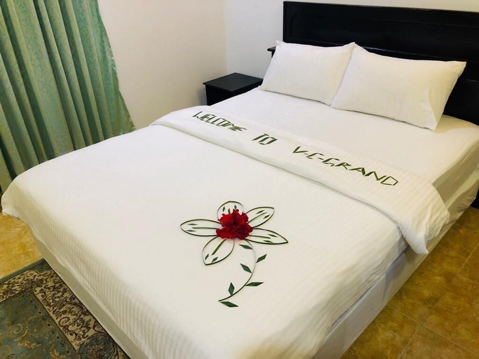 Bedroom 5, Vieni Qua Grand