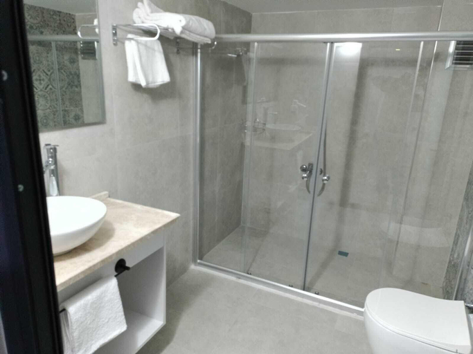 Bathroom 5, The Marine Hotel, Arsin