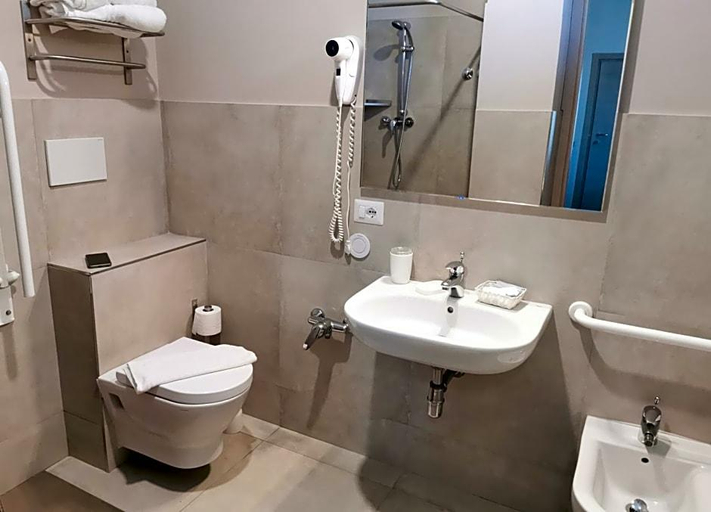 Bathroom 4, Hotel Sandra, Rimini