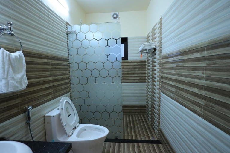 Bathroom, Plachoos Gardens Kuttikkanam, Idukki