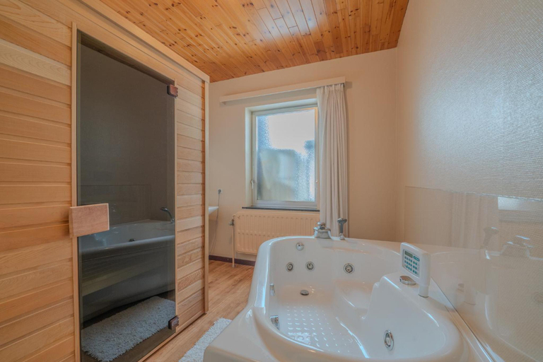 Bathroom 4, Hotel Hotleu, Liège