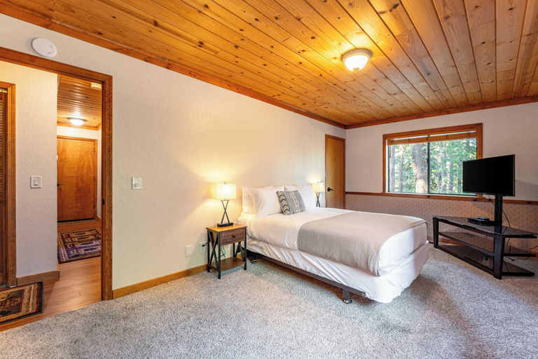 Bedroom 3, Whiskey Springs by Avantstay Classic Cabin Near Tahoe Donner Ski Area, Nevada