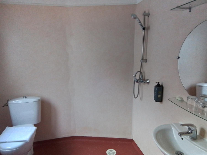 Bathroom 4, La Pomme D Or, Nièvre