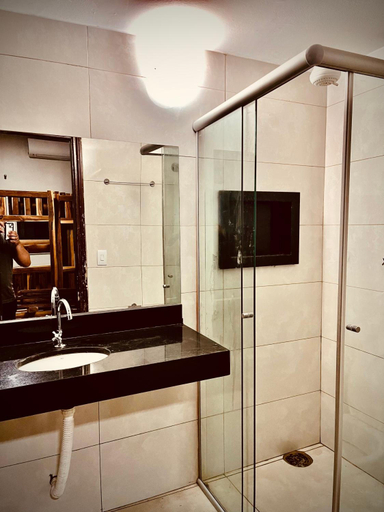Bathroom 3, Dom Alberto Hostel, Sapezal