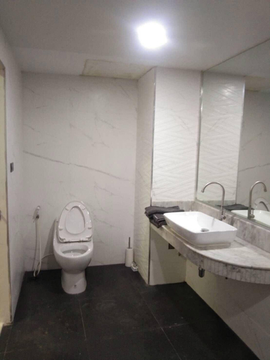Bathroom 5, Winning Tower, Wattana