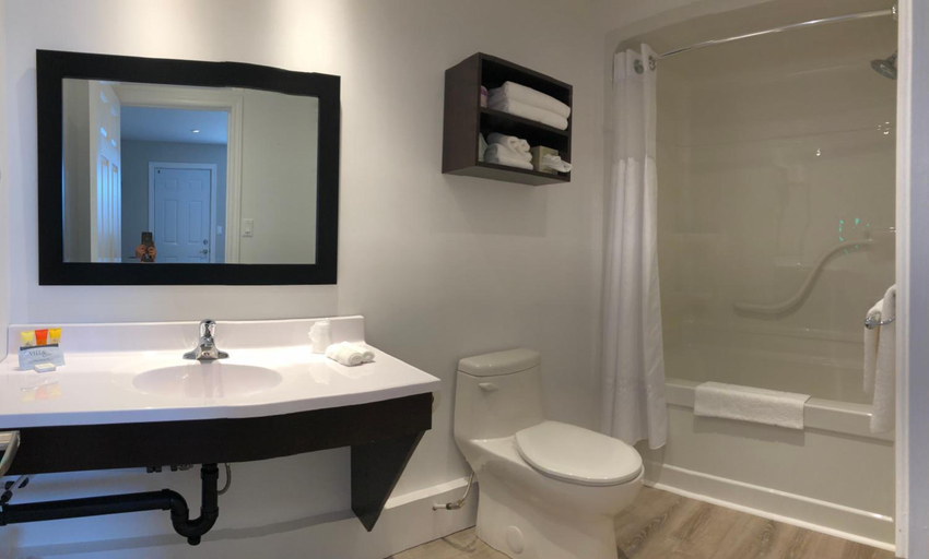Bathroom 4, Kow's Inn, Cape Breton