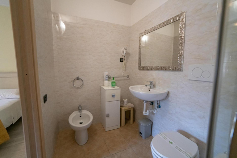Bathroom 4, Hotel Siros, Verona