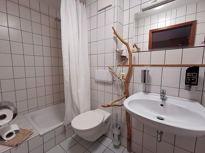 Bathroom 3, Gasthaus Hotel Drei Lilien, Main-Tauber-Kreis