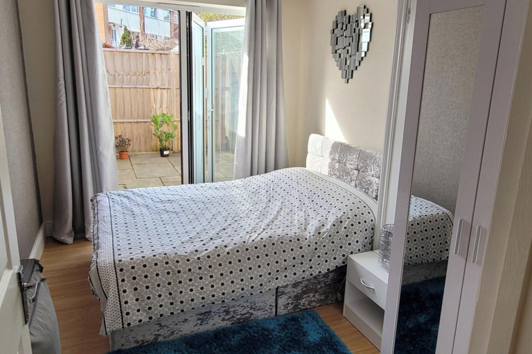 Bedroom, Cozy Central One Bedroom Flat, Reading