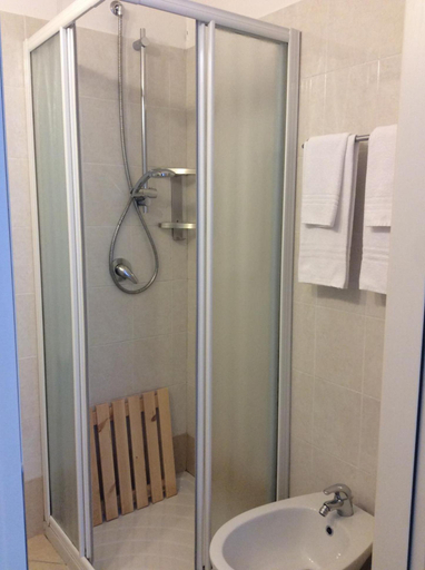 Bathroom 4, Hotel Livio, Brescia