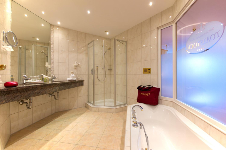 Bathroom 3, ... Mein Romantisches Hotel Toalstock, Landeck