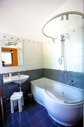 Bathroom 5, Hotel De La Ville, Pavia