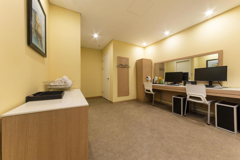 Bedroom 2, Osan Honors Hotel, Pyeongtaek