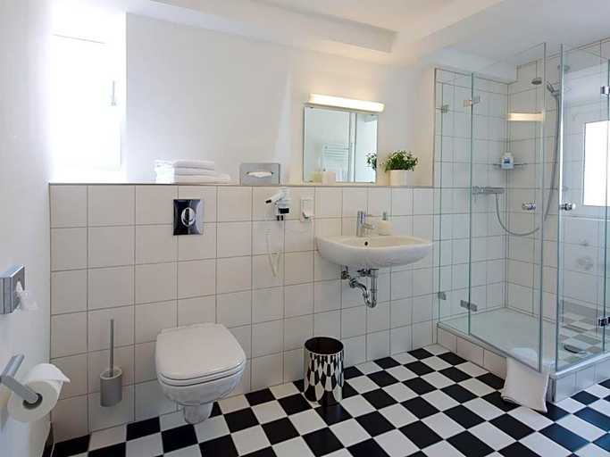 Bathroom 4, Hotel Karolinger Hof, Bergstraße