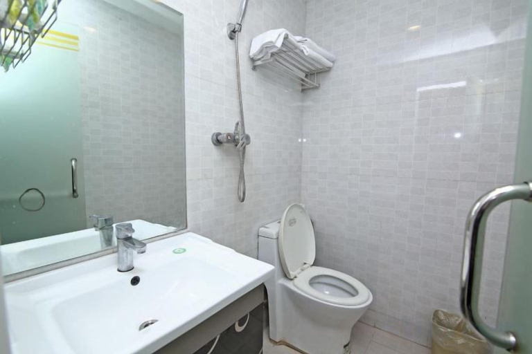 Bathroom, Chayue Hotel, Shanghai