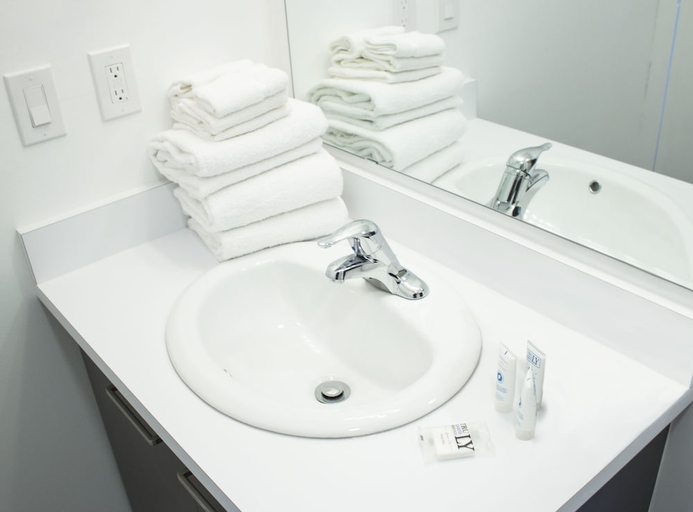 Bathroom 3, Bowmanville Marina Inn & Suites, Durham