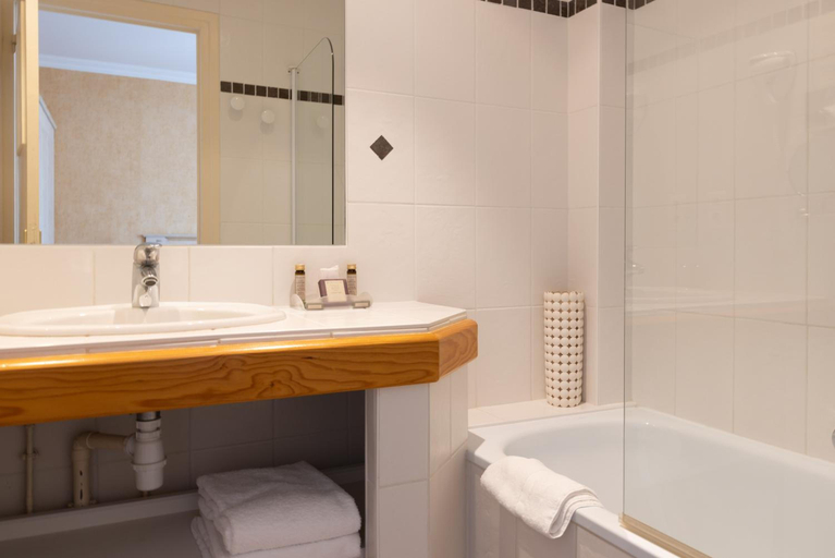 Bathroom 4, Family Golf Hotel, Charente-Maritime