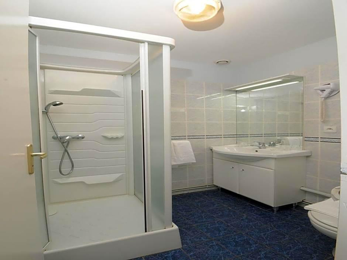 Bathroom 4, Hotel La Cabane, Gironde