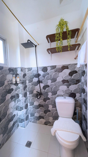 Bathroom 5, Mactan Hostel, Lapu-Lapu City