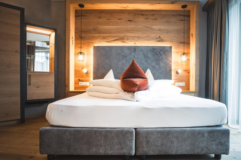 Bedroom 4, Alpin Hotel Sonnblick, Bolzano