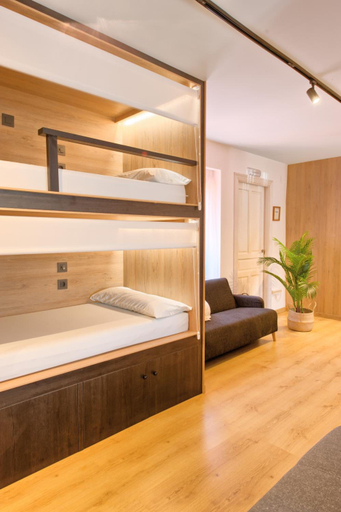 Others, Albergue Lamorena, Palencia