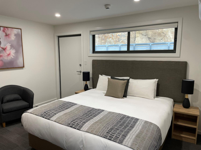 Bedroom 5, Risdon Brook Hotel, Clarence