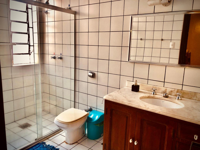 Bathroom 3, Dom Alberto Hostel, Sapezal