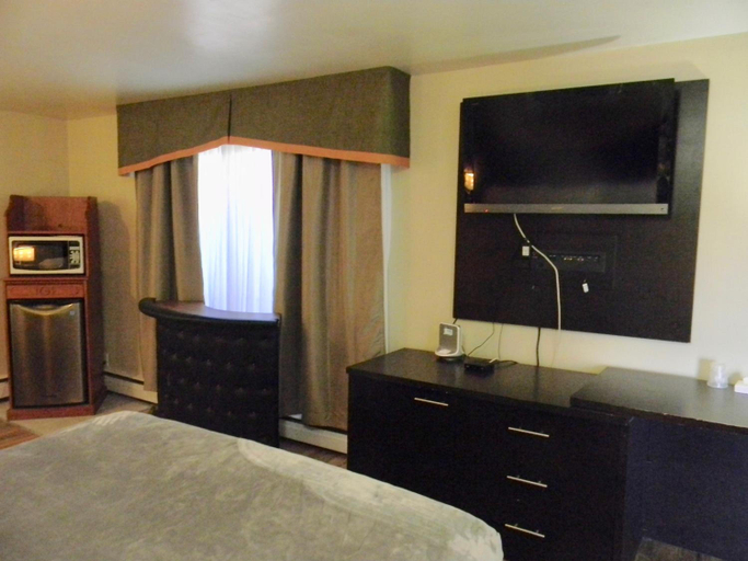 Bedroom 3, American Plaza Motel, Middlesex