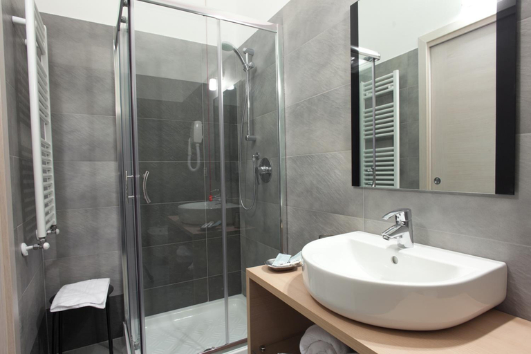 Bathroom 3, Motel Karibe, Rovigo