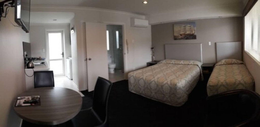 Room 4, Auckland Phoenix Palm, Waitakere