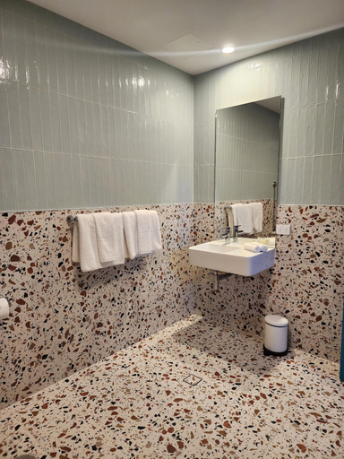 Bathroom 4, Peninsula Hotel Motel, Adelaide