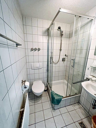 Bathroom 3, Hotel Schwarzach Am Main, Kitzingen