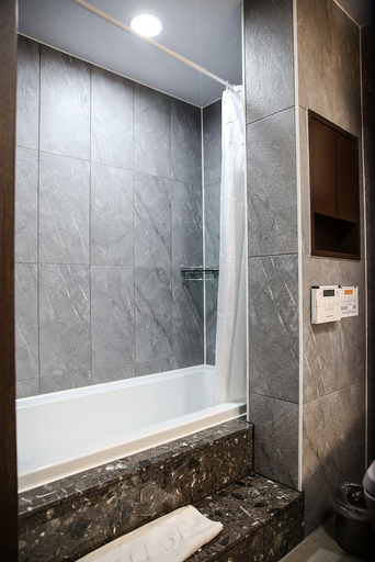 Bathroom 4, Ramada Hotel & Suites by Wyndham Gangwon Pyeongchang, Pyeongchang