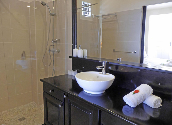 Bathroom 5, Amaudo, Saint-François