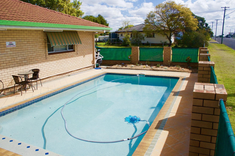 Sport & Beauty 5, Buckaroo Motor Inn, Warwick - Central