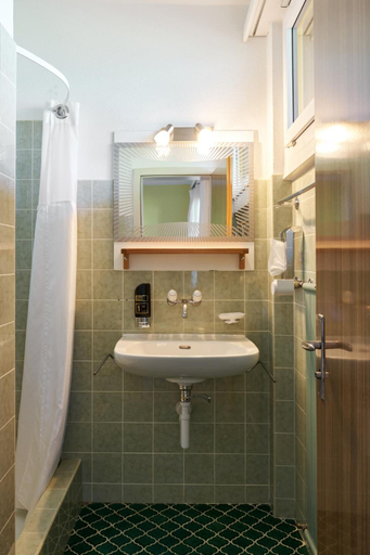 Bathroom 3, Hotel Bellavista Ftan, Inn