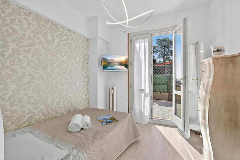 Room 5, Bono Deluxe: 3BR Home in Desenzano, Brescia