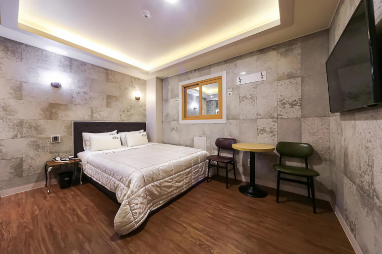 Bedroom 2, Busan Station 369, Dong