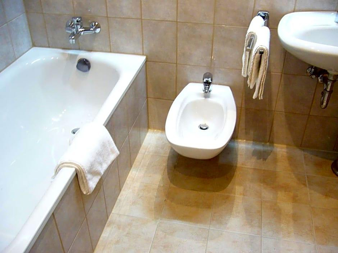Bathroom 4, Alpenhotel Pfaffenwinkel, Weilheim-Schongau